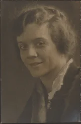 Portret van een vrouw met bontafwerking