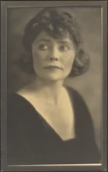 [Portret van een vrouw in zwarte jurk]