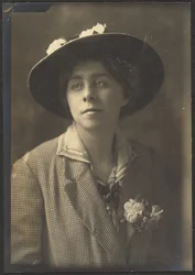 Portret van een vrouw in geruite jas