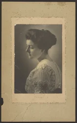 [Portret van een vrouw in een geborduurde jurk]