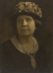 [Portret van een vrouw met een hoed met bloemenmotief]