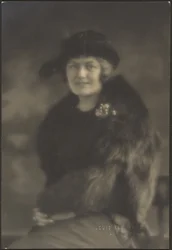 [Portret van een vrouw in een bontmantel].