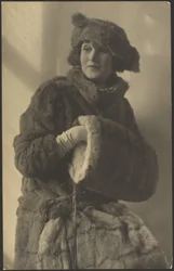 [Portret van een vrouw in bont met muts].