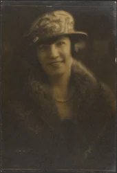 [Portret van een vrouw met hoed met versierd motief].