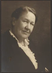 [Portret van een vrouw in een kanten blouse]