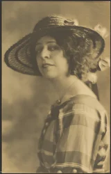 [Portret van een vrouw in geruite jurk].
