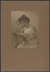 [Portret van een vrouw in een satijnen jurk]