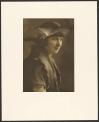 [Portret van een vrouw met strohoed].