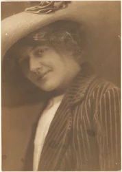 [Portret van een vrouw in gestreepte blazer].
