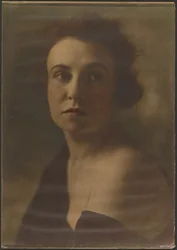 [Portret van een vrouw met blote schouders].