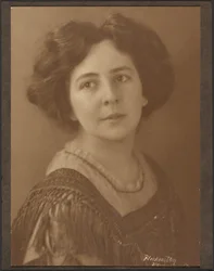 [Portret van een vrouw met wijde mouwen]