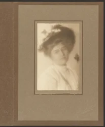 Portret van een vrouw met bloemenhoed