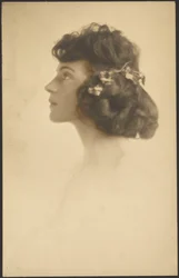 [Portret van een vrouw met een bloemenkrans]