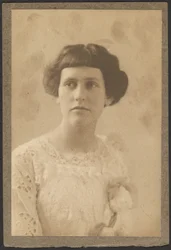 [Portret van een vrouw met bloemen op haar jurk].