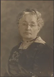 [Portret van een vrouw met bril]