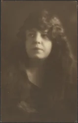 [Portret van een vrouw met haar naar beneden].