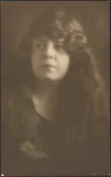 [Portret van een vrouw met loshangend haar]