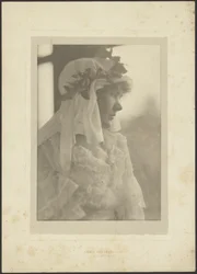 [Portret van een vrouw met hoofddoek]