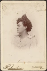[Portret van een vrouw met hoge kuif].