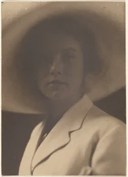[Portret van een vrouw met een grote strohoed]