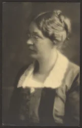 [Portret van een vrouw met een open boek (bijgesneden)]