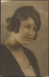 [Portret van een vrouw met kort haar]