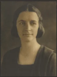 [Portret van een vrouw met een gestreept jasje]