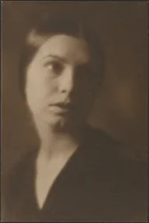[Portret van een vrouw met het hoofd schuin]