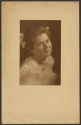 [Portret van een vrouw met wit haar lint].