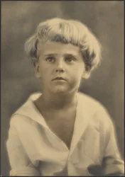 [Portret van een jonge jongen in een wit overhemd]