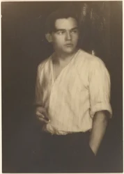[Portret van een jonge man in gestreept shirt met sigaret].