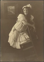[Portret van een jonge vrouw met stoel].
