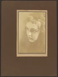 [Portret van een jonge vrouw met gekrulde pony]