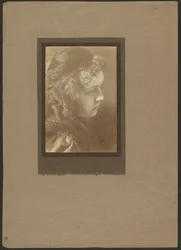 [Portret van een jonge vrouw met een geborduurde kraag]