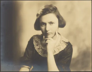 [Portret van een jonge vrouw met kanten kraag].