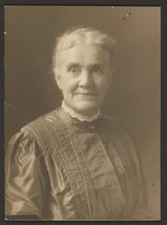 [Portret van een oudere vrouw met kanten kraag].