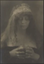 [Vrouw die vaas vasthoudt]