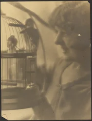 [Vrouw met vogelkooi].