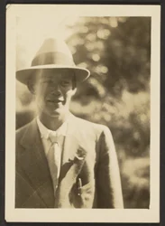 [Jonge man met fedora]