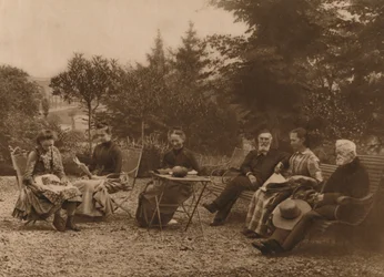 Een groep mannen en vrouwen zittend aan een tafel, 1937
