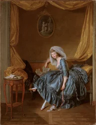 Jonge vrouw leest haar correspondentie in de slaapkamer