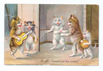 Edwardiaanse ansichtkaart van een kat die gitaar speelt met drie andere katten en een kitten, ca. 1910
