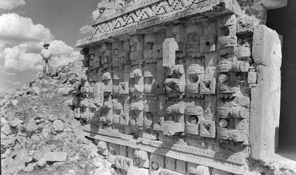 Reliëfgravure op Mayaanse monumentale ruïne, Yucatán-schiereiland. 1936