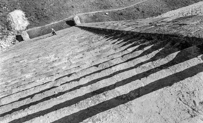 Trappen die omhoog gaan naar de Maya-monumentale ruïne, Chichen Itza-piramide. 1936