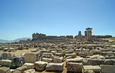Uitzicht op de opgravingen vanaf de Agora, Xanthos, Turkije