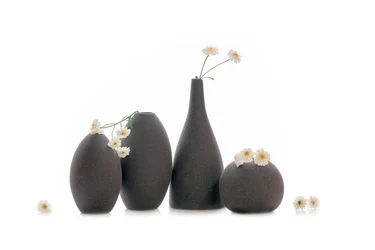 Donkere vazen en witte bloemen