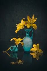 Gouden lelies in blauwgroene vazen