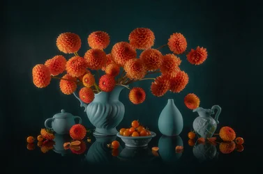 Stilleven met oranje dahlia’s