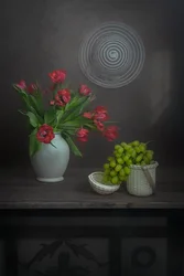 Rode tulpen, groene druiven