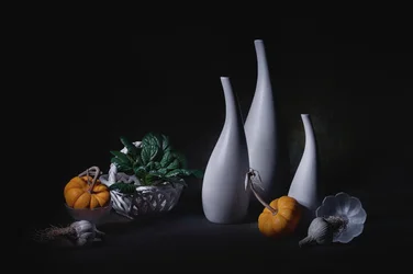 Witte vazen en herfstoogst